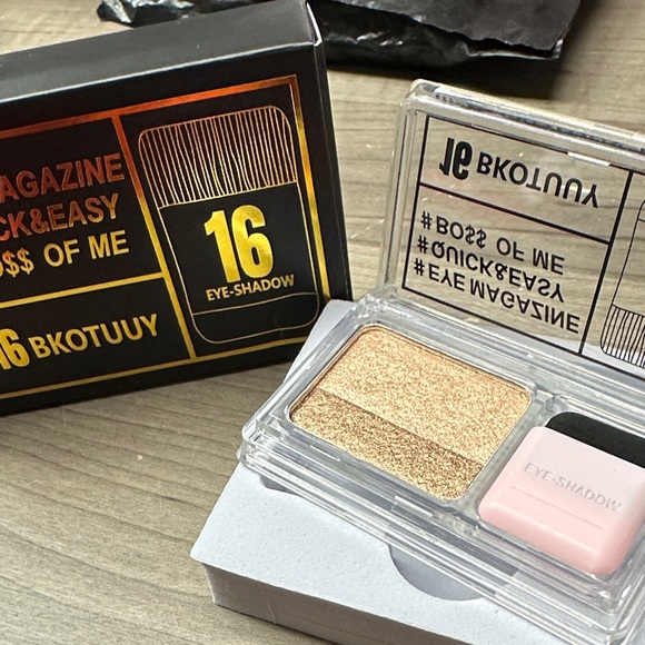 16-Color Eye Shadow Palette - Picture 4 of 4